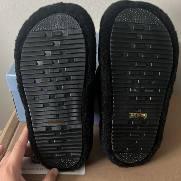 Faux Fur Jabasic Slippers - Picture 4 of 10